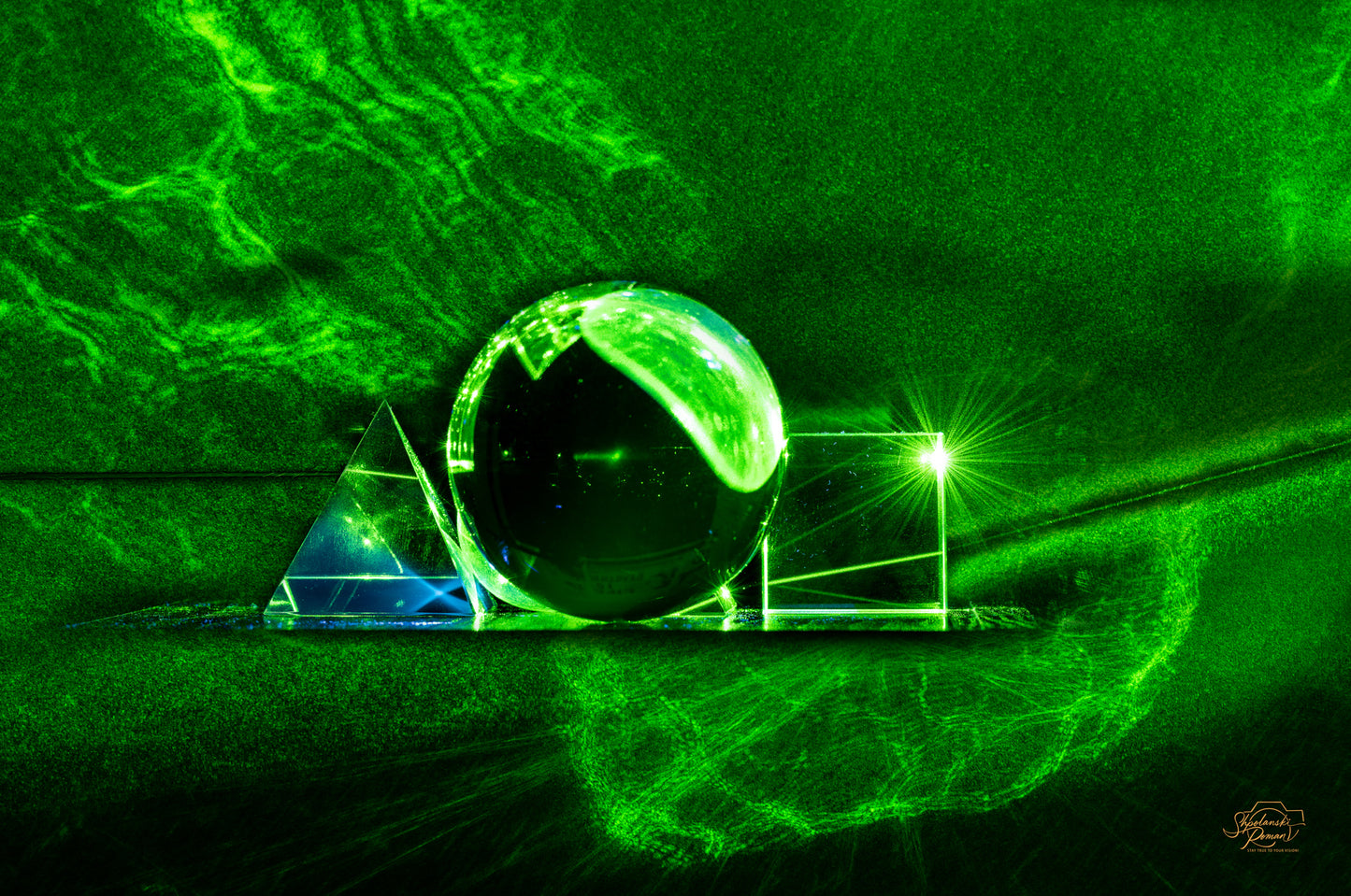 Green laser light forming geometric shapes in darkness